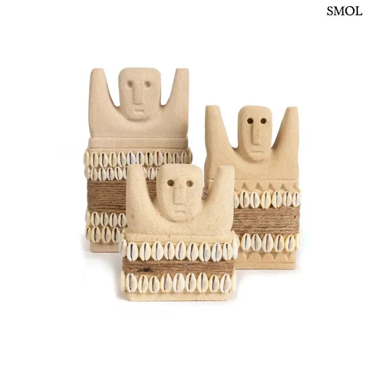 Kézzel faragott Sumba kőszobor homokkőből, fehér cowrie kagyló díszítéssel és rusztikus kötéllel, három méretben