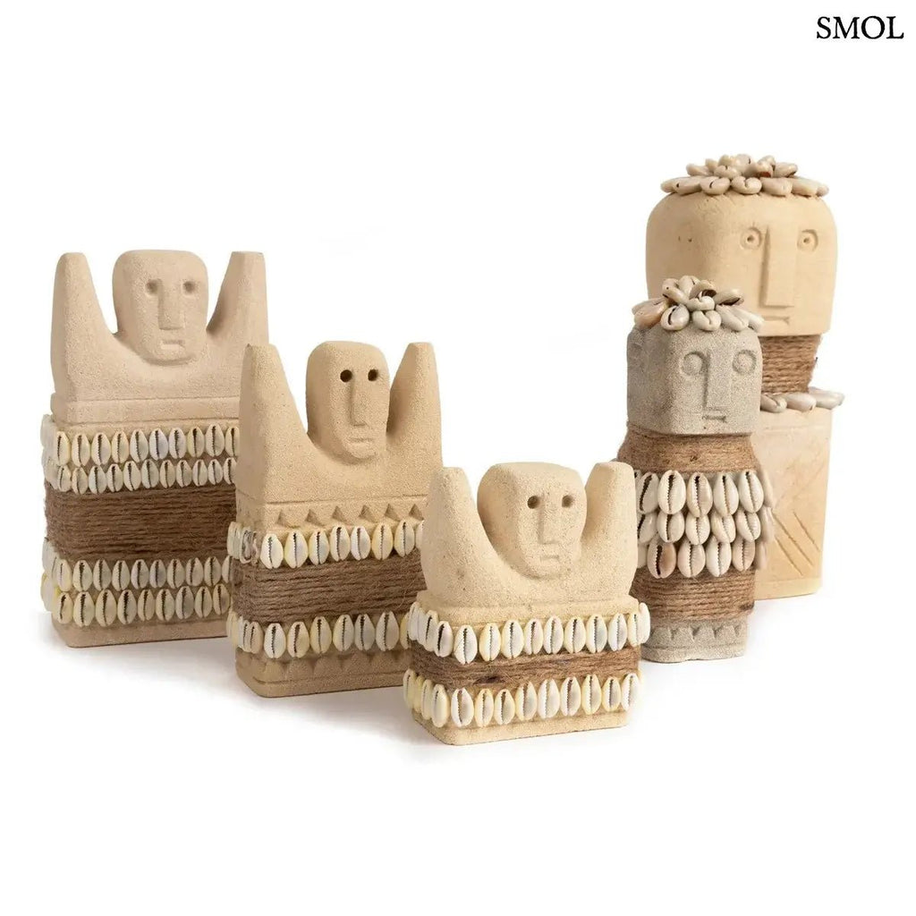 Kézzel faragott Sumba kőszobor homokkőből, fehér cowrie kagyló díszítéssel és rusztikus kötéllel, öt hasonló szobor együtt