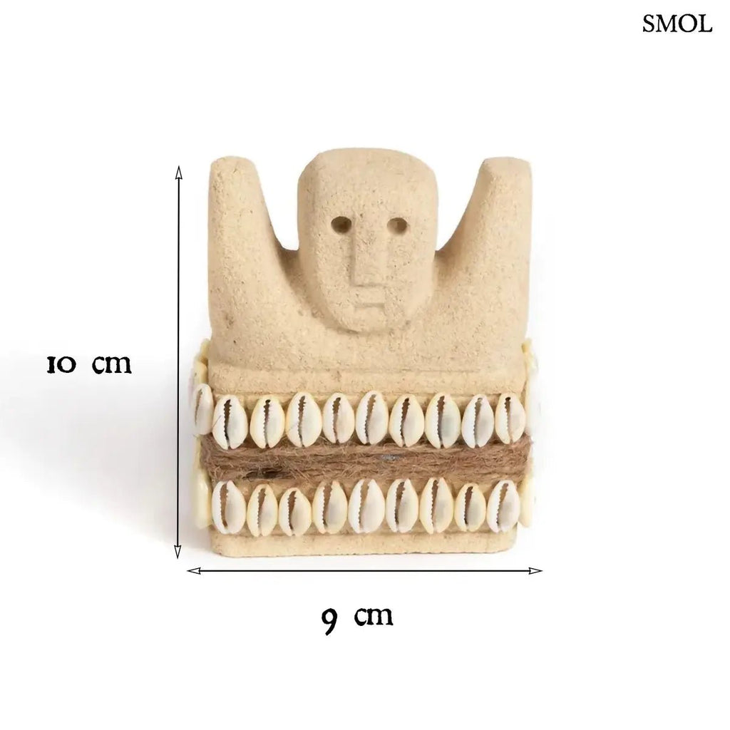 Kézzel faragott Sumba kőszobor homokkőből, fehér cowrie kagyló díszítéssel és rusztikus kötéllel, méretekkel