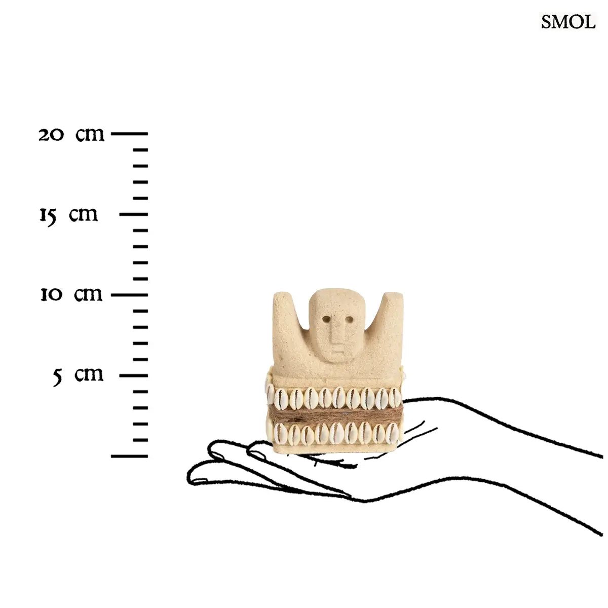 Kézzel faragott Sumba kőszobor homokkőből, fehér cowrie kagyló díszítéssel és rusztikus kötéllel, méretarányosan