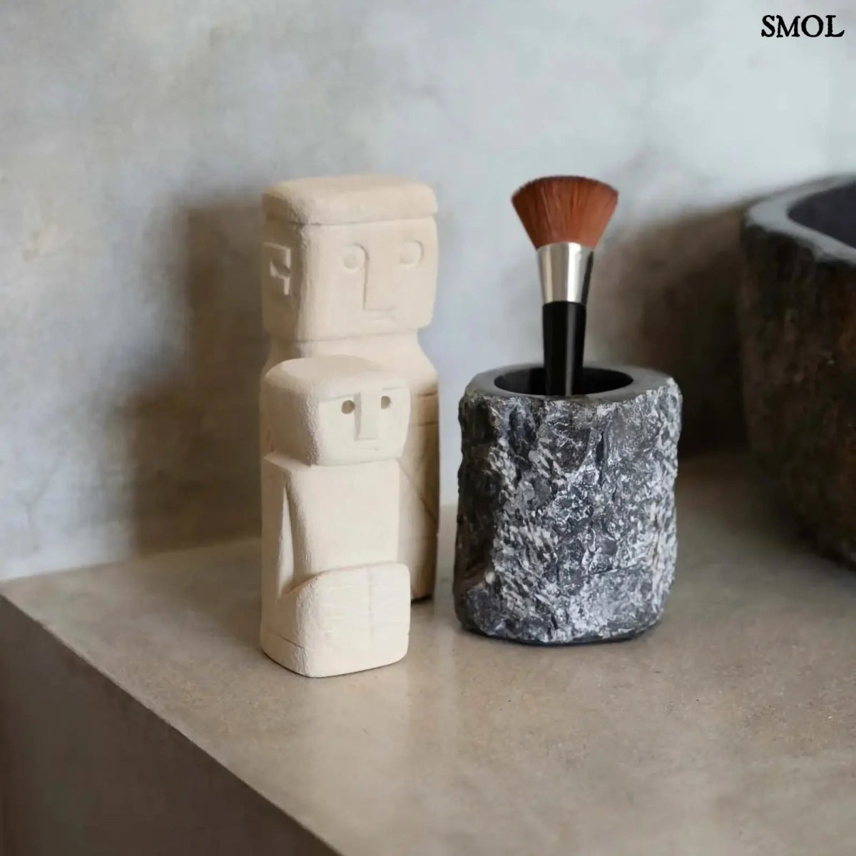 Natúr kőszobor, homokkő anyagú Sumba figura, kézzel faragott sminkecsettel