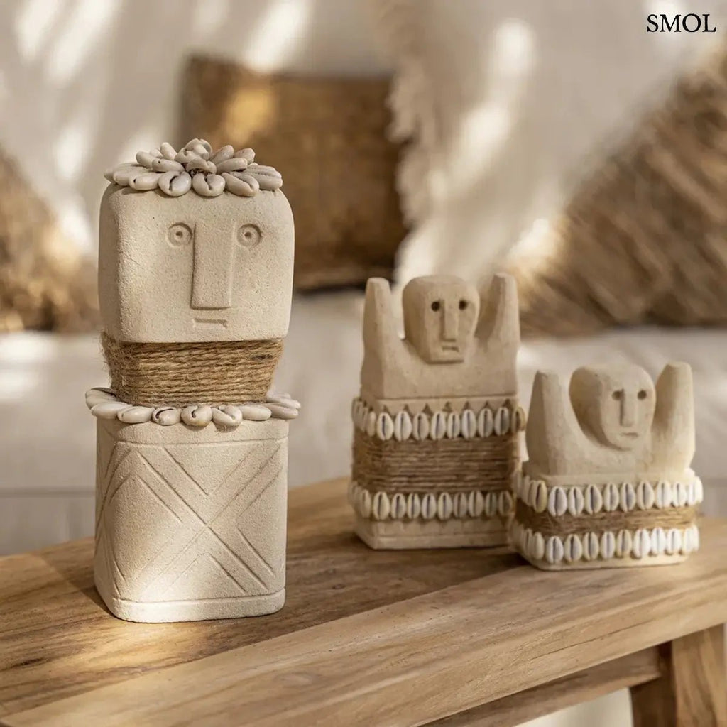 Kézzel faragott Sumba kőszobor, természetes homokkő védelmező dekoráció kagyló díszítéssel, más szobrokkal