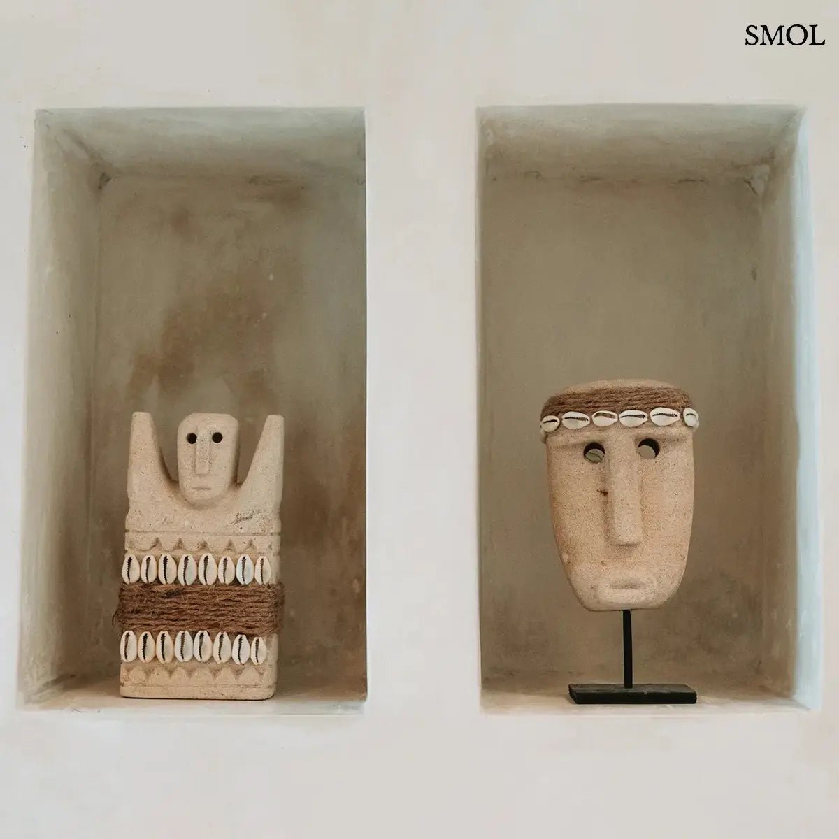 Kézzel faragott Sumba kőszobor, természetes homokkő védelmező dekoráció kagyló díszítéssel, falban szoborral