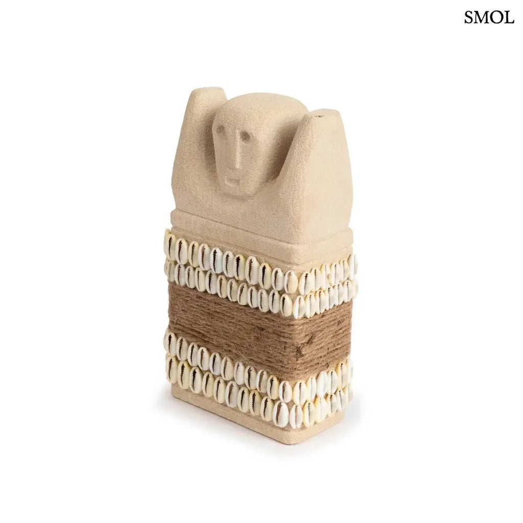 Kézzel faragott Sumba kőszobor, természetes homokkő védelmező dekoráció kagyló díszítéssel, ferdén