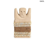 Kézzel faragott Sumba kőszobor, természetes homokkő védelmező dekoráció kagyló díszítéssel, fehér háttérrel, szemből