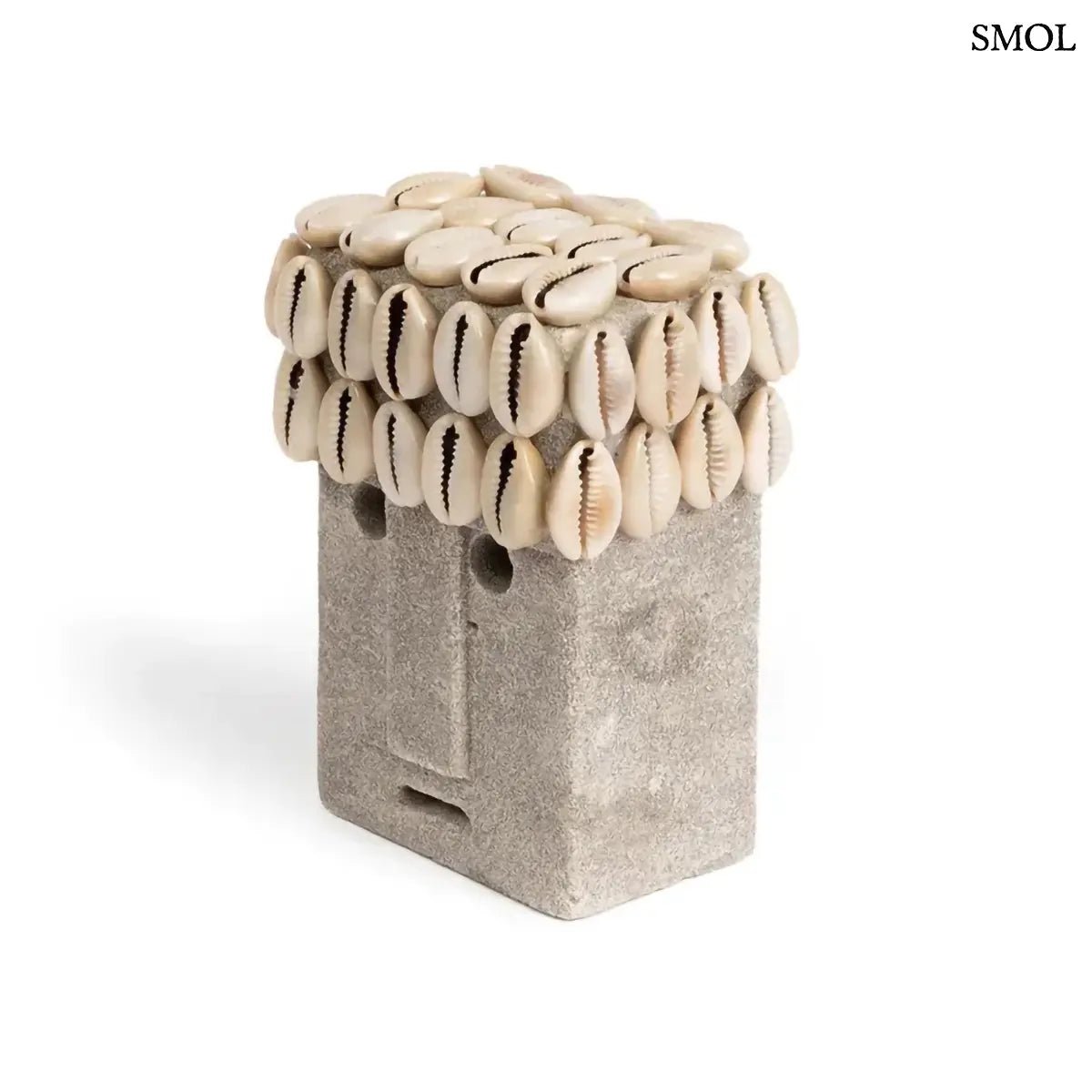 Kézzel faragott szürke Sumba kőszobor valódi kagyló díszítéssel és absztrakt arccal, elforgatva