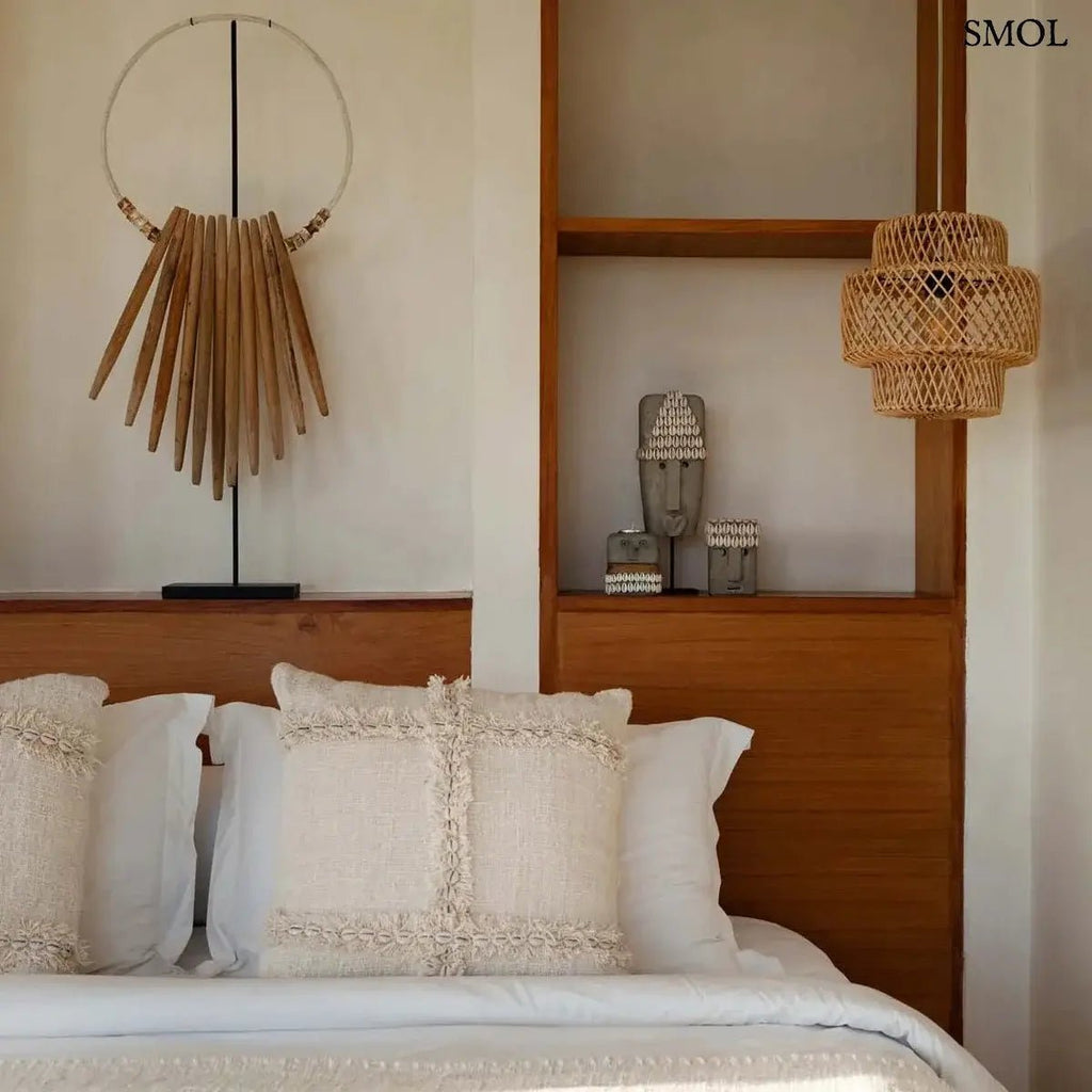 Kézzel faragott szürke Sumba kőszobor valódi kagyló díszítéssel és absztrakt arccal, hálószobában