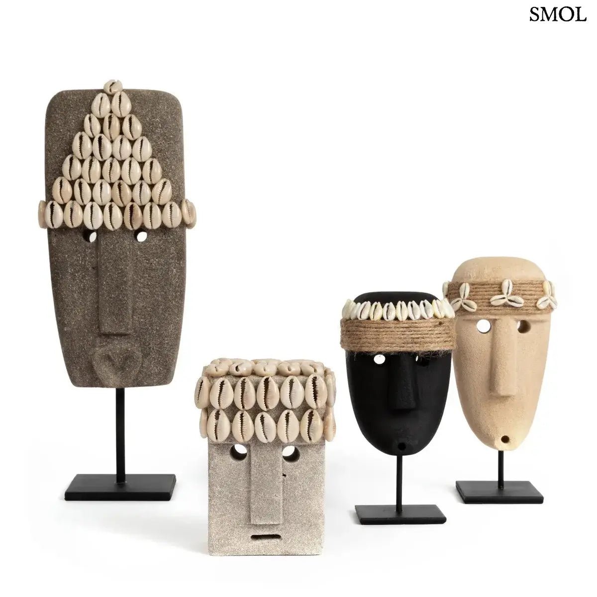 Kézzel faragott szürke Sumba kőszobor valódi kagyló díszítéssel és absztrakt arccal, négy szobor