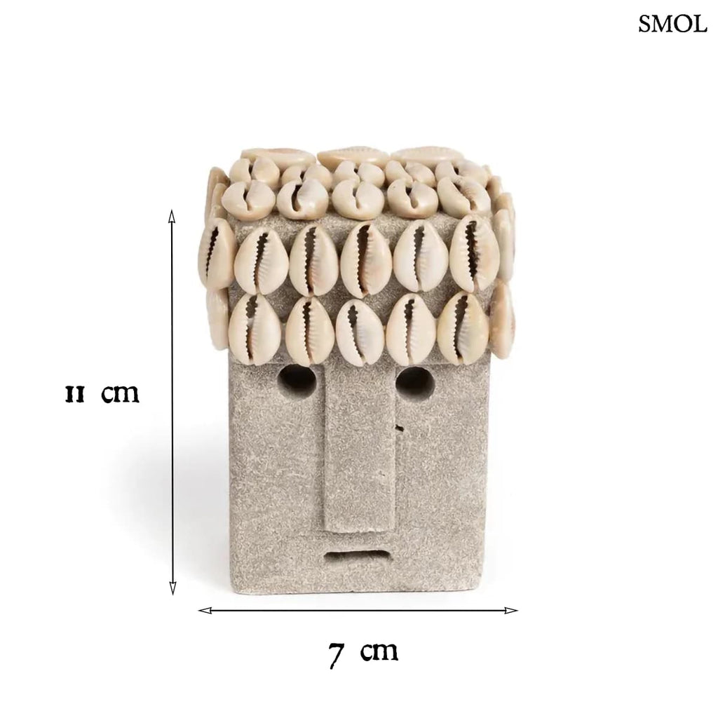 Kézzel faragott szürke Sumba kőszobor valódi kagyló díszítéssel és absztrakt arccal, méretekkel