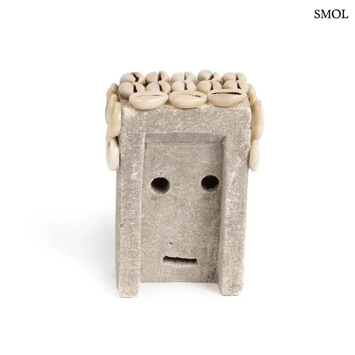 Kézzel faragott szürke Sumba kőszobor valódi kagyló díszítéssel és absztrakt arccal, hátulról