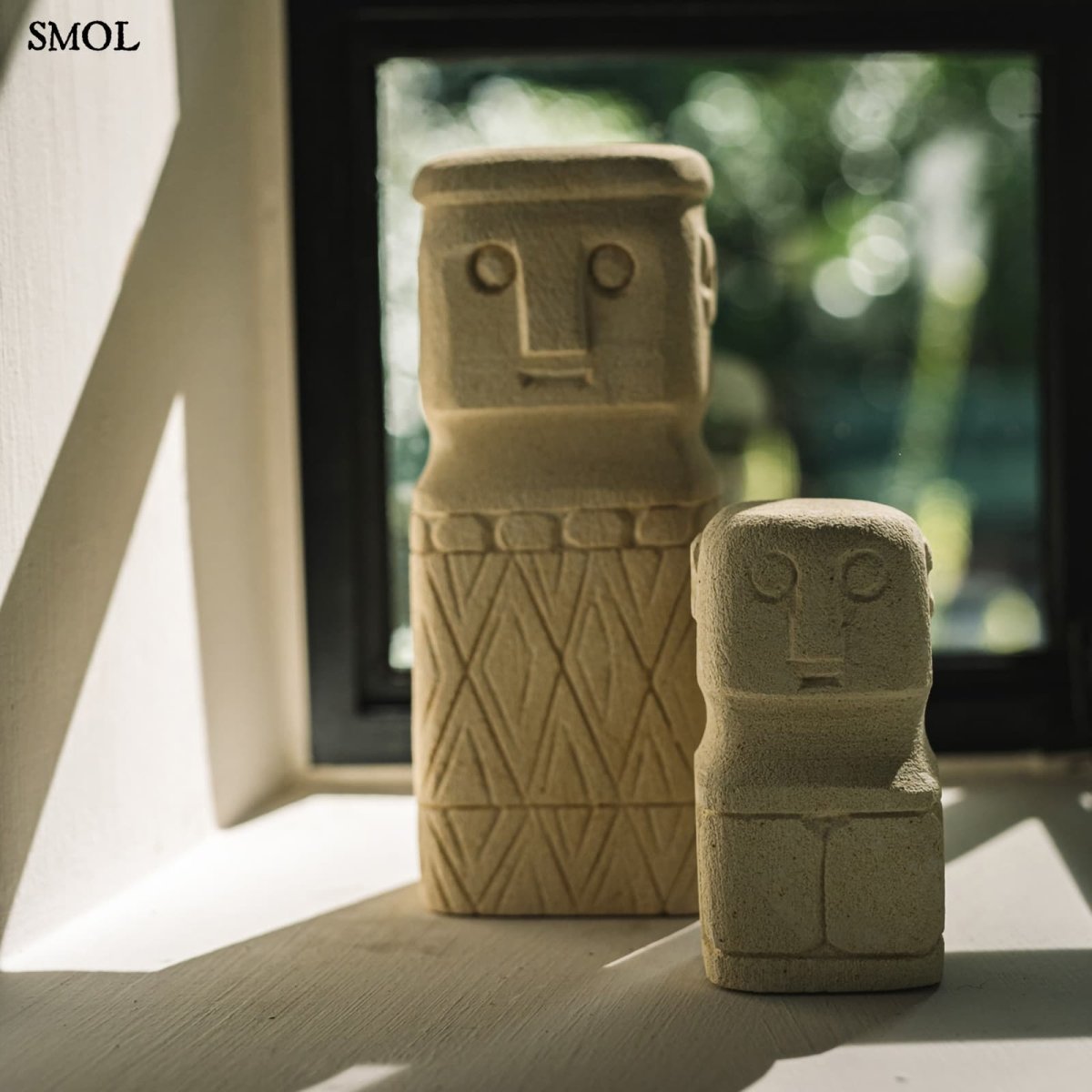 Kőszobor - natúr, 10 cm | SUGI - smol.hu -  két kőszobor ablakpárkányban