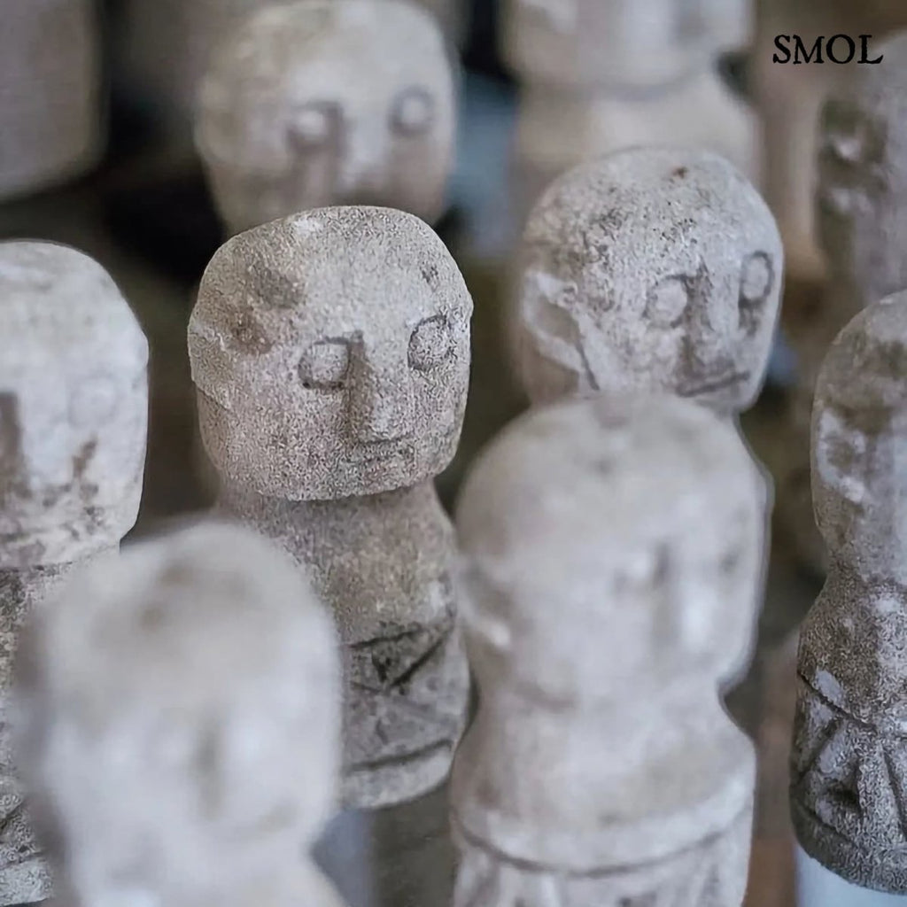 Kőszobor - natúr, 10 cm | SUGI - smol.hu - sok kőszobor együtt