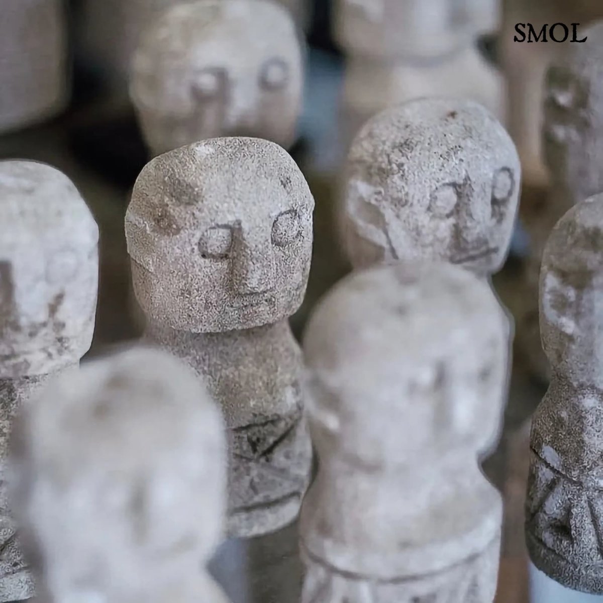 Kőszobor - natúr, 10 cm | SUGI - smol.hu - sok kőszobor együtt