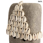 Kézzel faragott homokkő szobor kagylódíszekkel, fekete fém talapzaton, kagylók nagyítva