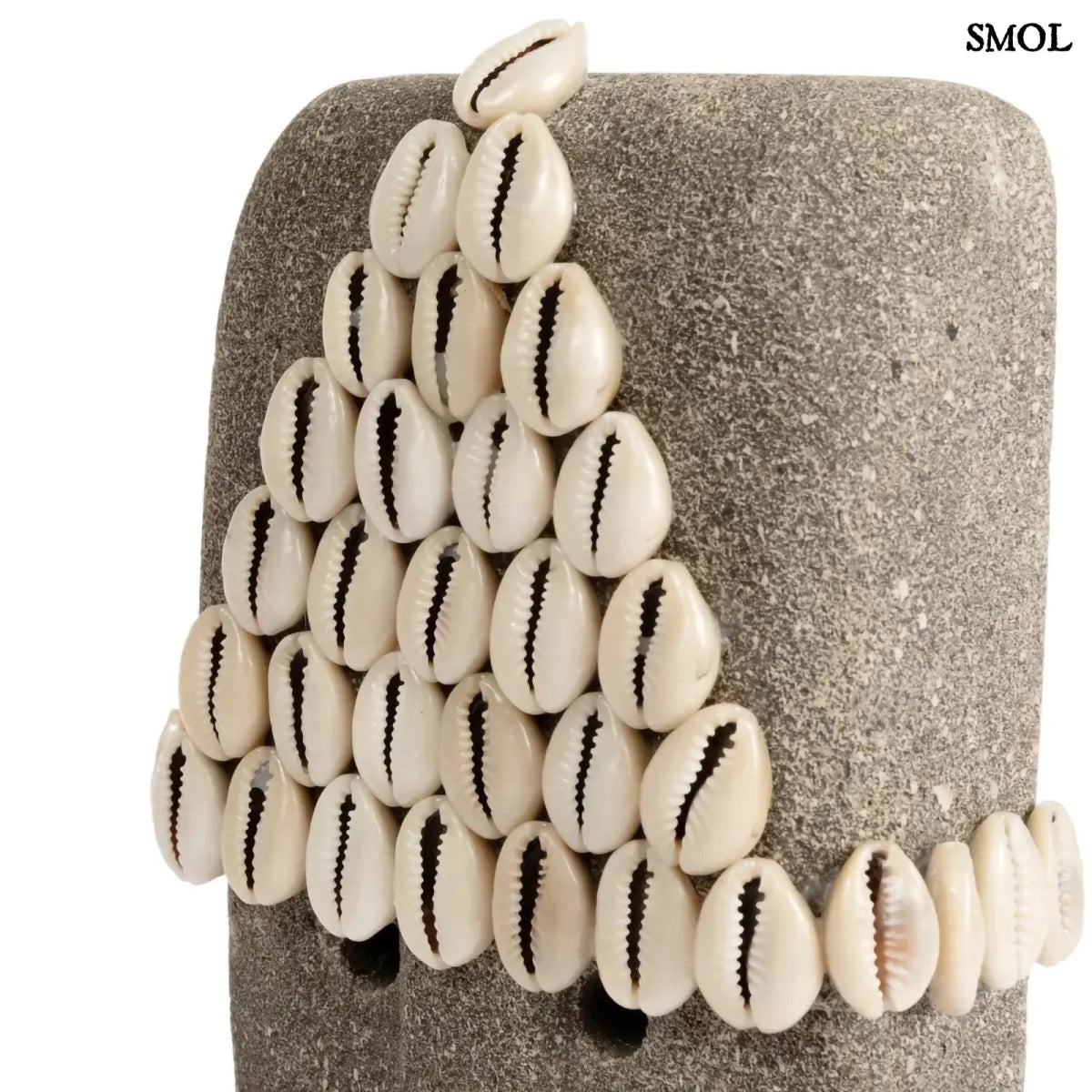 Kézzel faragott homokkő szobor kagylódíszekkel, fekete fém talapzaton, kagylók nagyítva