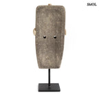 Kézzel faragott homokkő szobor kagylódíszekkel, fekete fém talapzaton, hátulról