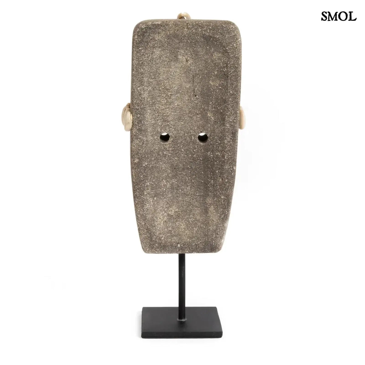 Kézzel faragott homokkő szobor kagylódíszekkel, fekete fém talapzaton, hátulról