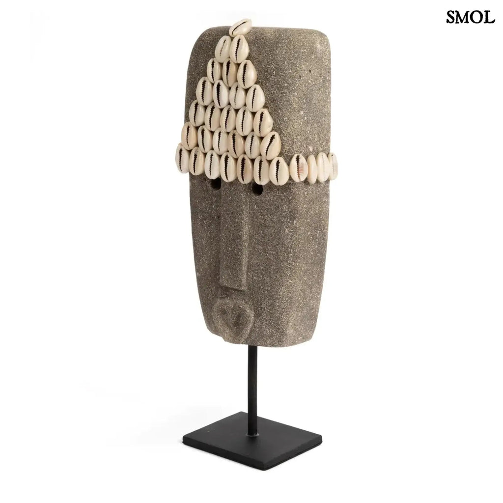 Kézzel faragott homokkő szobor kagylódíszekkel, fekete fém talapzaton, ferdén