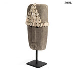 Kézzel faragott homokkő szobor kagylódíszekkel, fekete fém talapzaton, ferdén