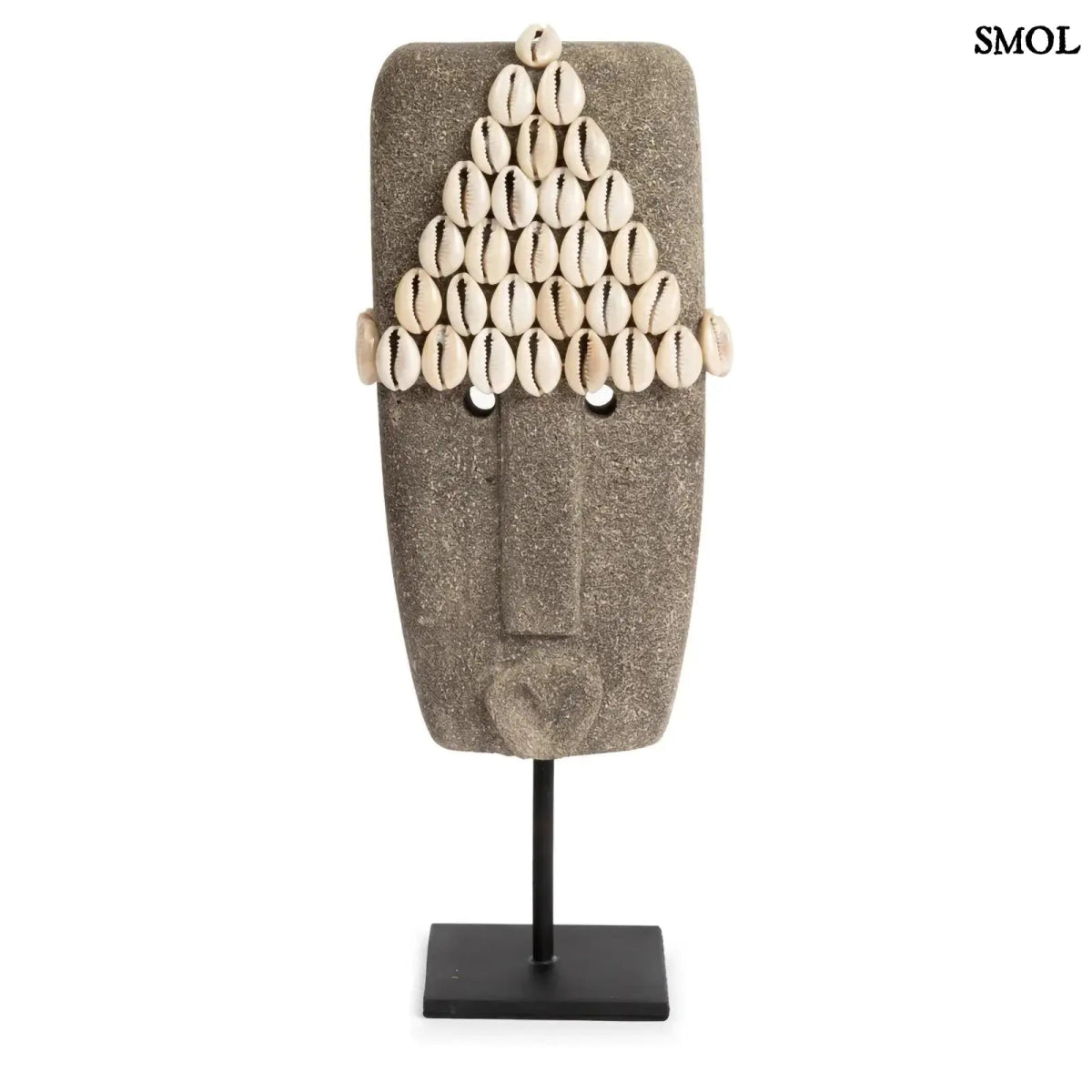 Kézzel faragott homokkő szobor kagylódíszekkel, fekete fém talapzaton, szemből