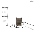 Kézzel faragott szürke homokkő szobor Sumba szigetéről, minimalista arcvonásokkal és hegyes fülekkel, méretarányosan