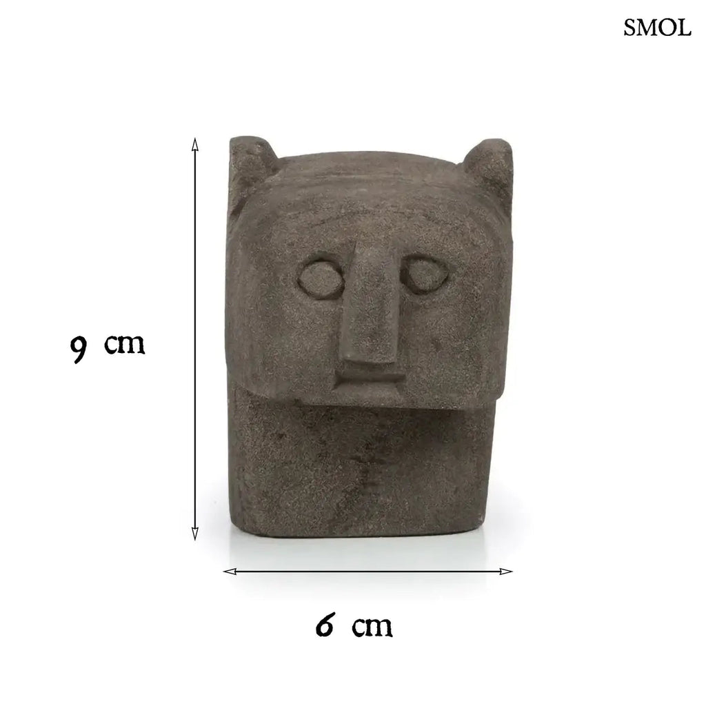 Kézzel faragott szürke homokkő szobor Sumba szigetéről, minimalista arcvonásokkal és hegyes fülekkel, méretekkel