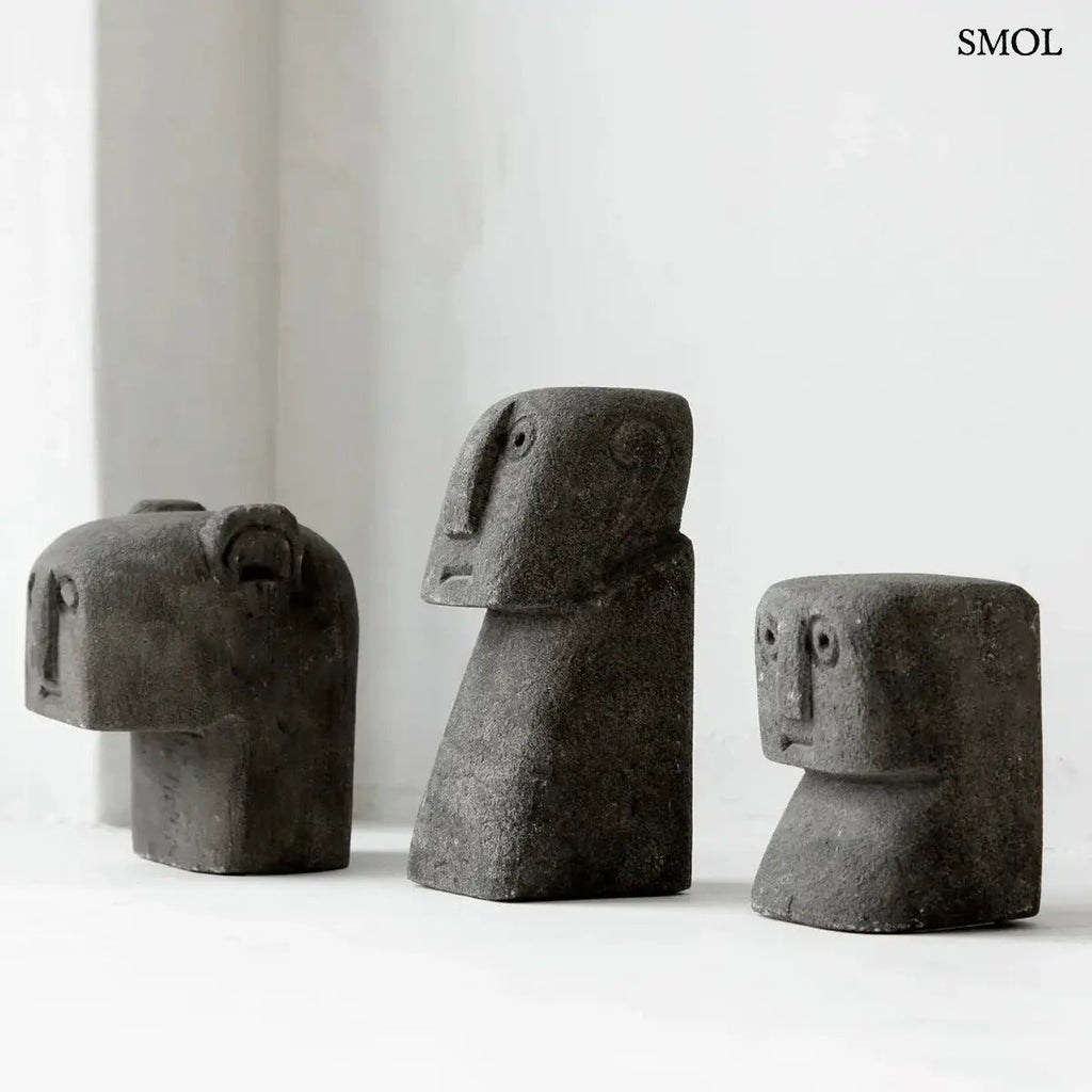 Kézzel faragott szürke homokkő szobor Sumba szigetéről, minimalista arcvonásokkal és hegyes fülekkel, három szobor együtt