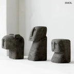 Kézzel faragott szürke homokkő szobor Sumba szigetéről, minimalista arcvonásokkal és hegyes fülekkel, három szobor együtt