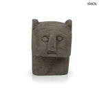 Kézzel faragott szürke homokkő szobor Sumba szigetéről, minimalista arcvonásokkal és hegyes fülekkel, szemből