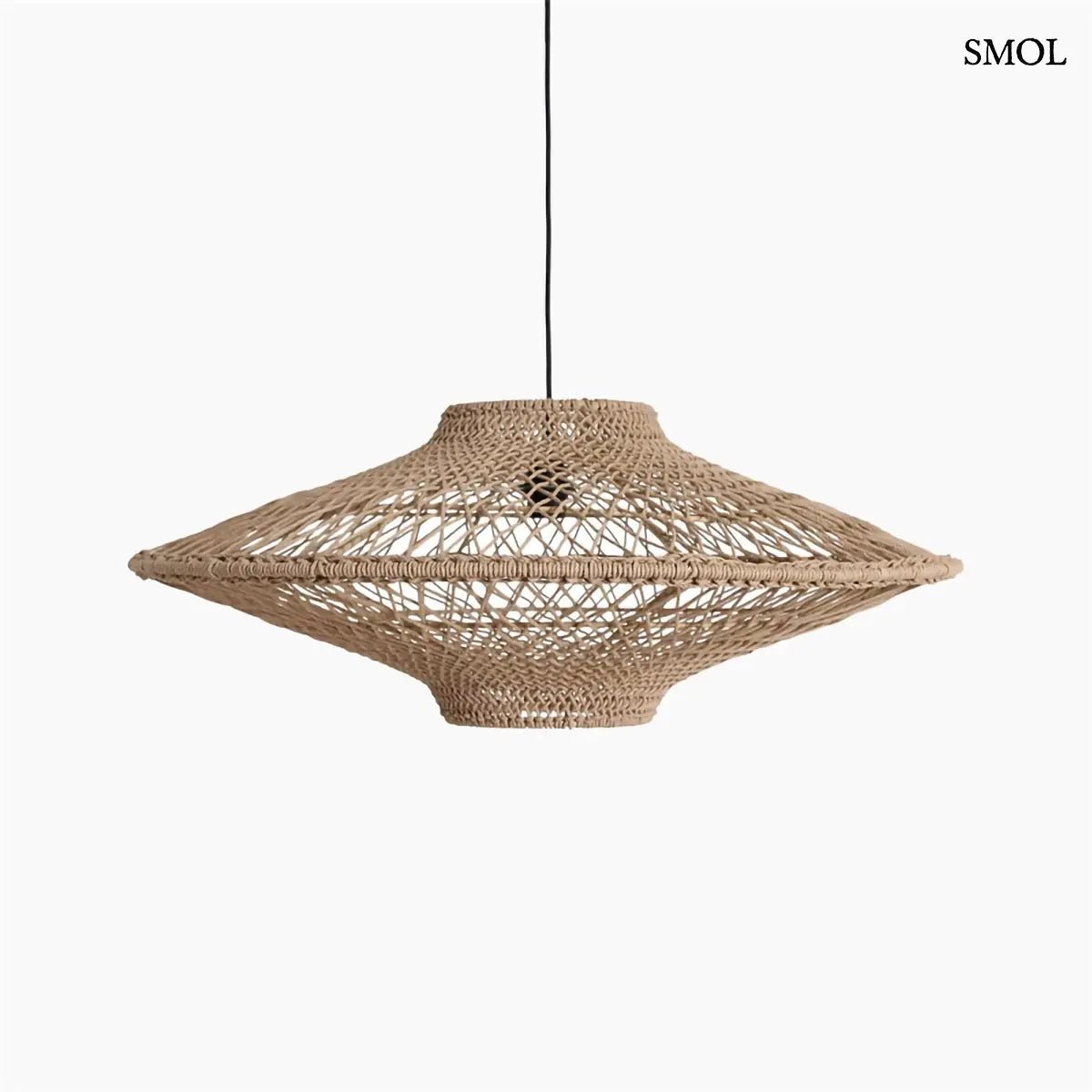 Kézzel csomózott natúr kötél függőlámpa modern geometrikus formával, fehér háttérrel
