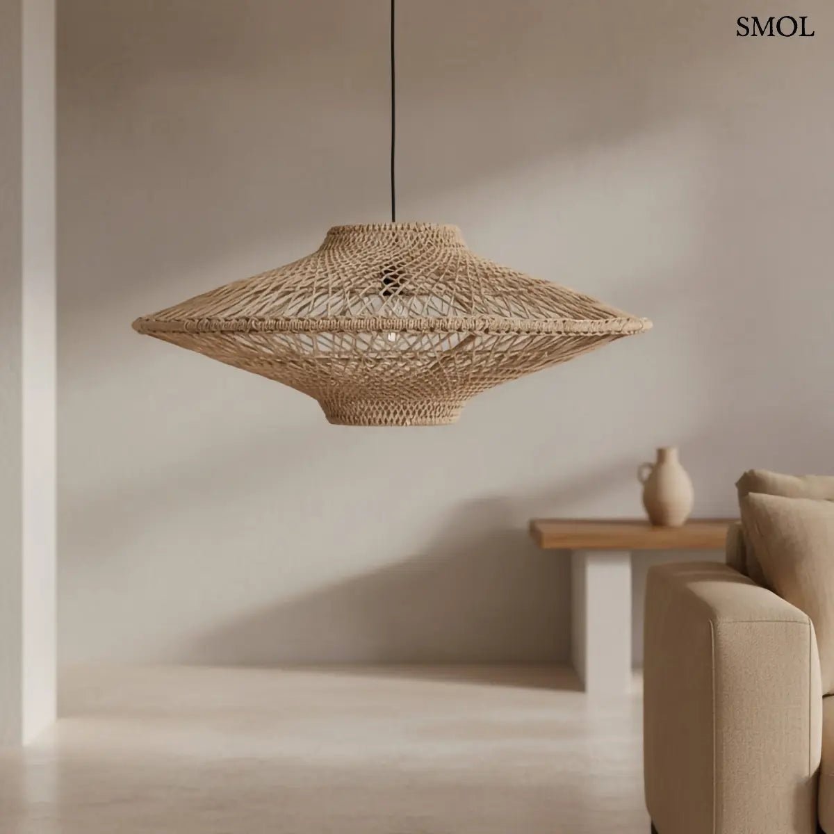 Kézzel csomózott natúr kötél függőlámpa modern geometrikus formával, nappaliban