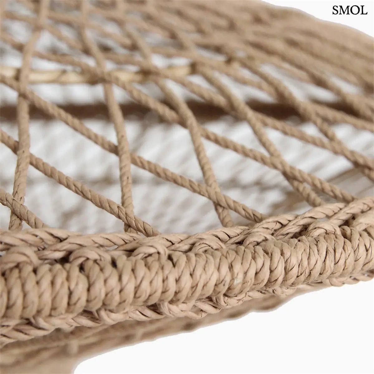 Kézzel csomózott natúr kötél függőlámpa modern geometrikus formával, fonat nagyítva