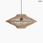 Kézzel szőtt, natúr barna kötél függőlámpa nyitott fonott mintázattal és fekete vezetékkel, fehér háttérrel