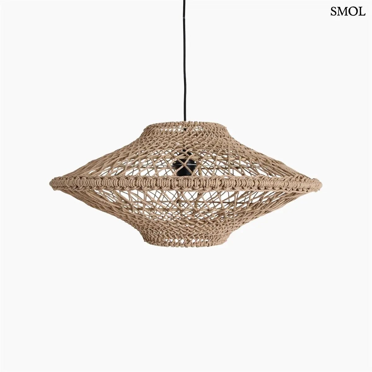 Kézzel szőtt, natúr barna kötél függőlámpa nyitott fonott mintázattal és fekete vezetékkel, fehér háttérrel