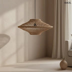 Kézzel szőtt, natúr barna kötél függőlámpa nyitott fonott mintázattal és fekete vezetékkel, nappaliban