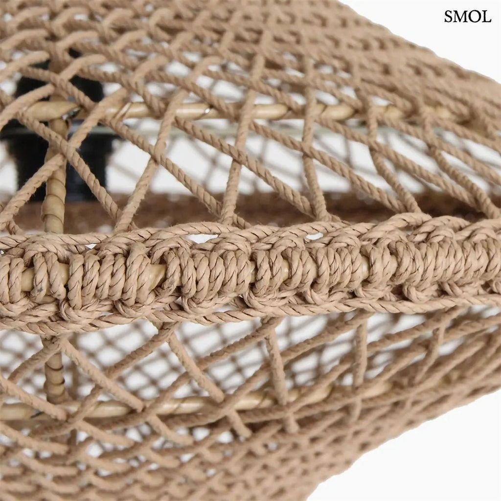 Kézzel szőtt, natúr barna kötél függőlámpa nyitott fonott mintázattal és fekete vezetékkel, oldalról nagyítva