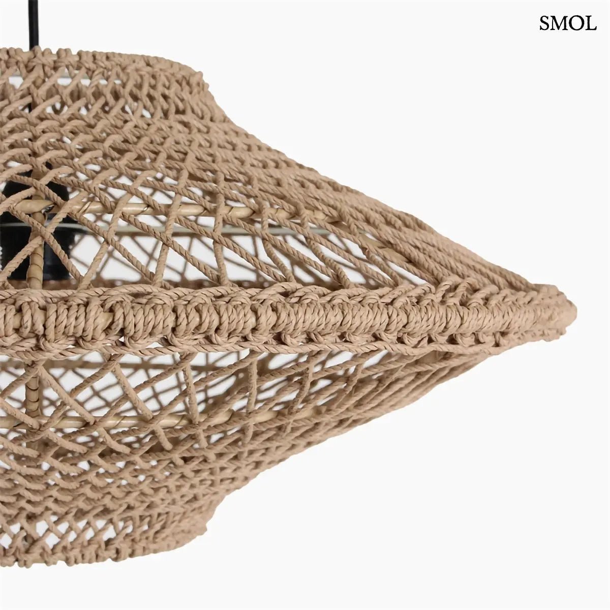 Kézzel szőtt, natúr barna kötél függőlámpa nyitott fonott mintázattal és fekete vezetékkel, oldalról