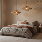 Kézzel szőtt, natúr barna kötél függőlámpa nyitott fonott mintázattal és fekete vezetékkel, két lámpa ágy felett hálószobában