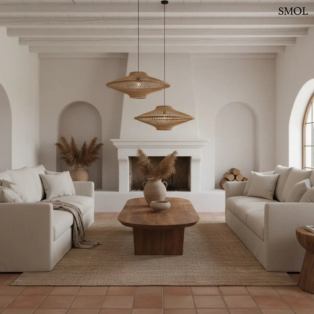 Kézzel szőtt, natúr barna kötél függőlámpa nyitott fonott mintázattal és fekete vezetékkel, nappaliban két lámpával