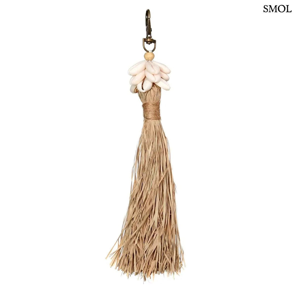 Boho raffia kulcstartó kagyló díszítéssel, fehér háttérrel