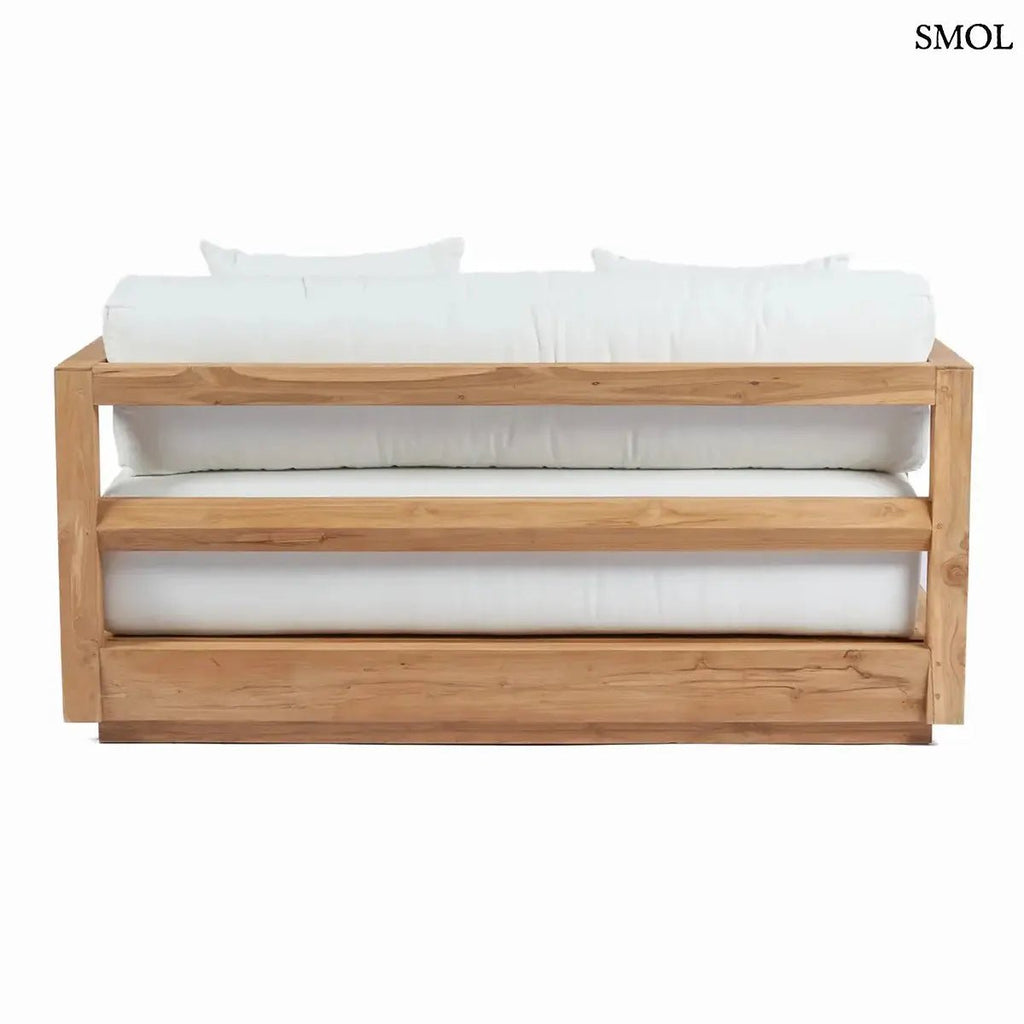 Modern kétszemélyes kültéri kanapé újrahasznosított teakfából, fehér Sunbrella párnákkal, hátulról