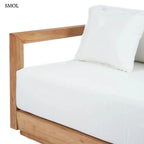 Modern kétszemélyes kültéri kanapé újrahasznosított teakfából, fehér Sunbrella párnákkal, párna nagyítva