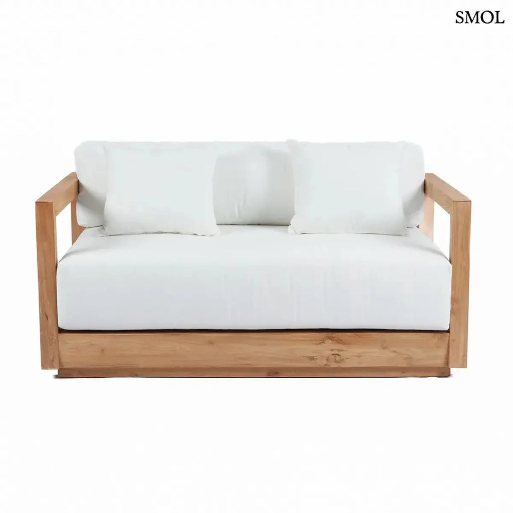 Modern kétszemélyes kültéri kanapé újrahasznosított teakfából, fehér Sunbrella párnákkal, szemből