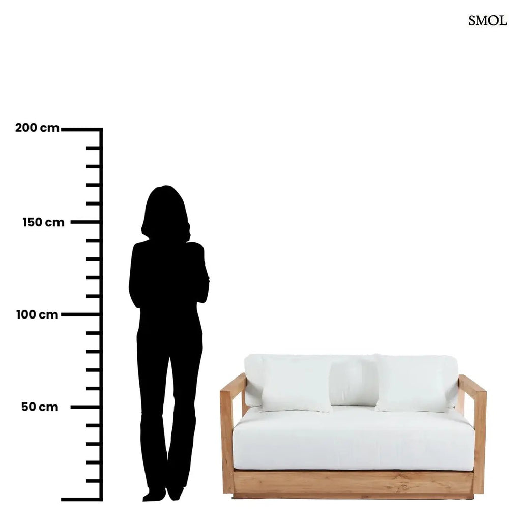 Modern kétszemélyes kültéri kanapé újrahasznosított teakfából, fehér Sunbrella párnákkal, méretarányosan