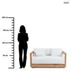 Modern kétszemélyes kültéri kanapé újrahasznosított teakfából, fehér Sunbrella párnákkal, méretarányosan