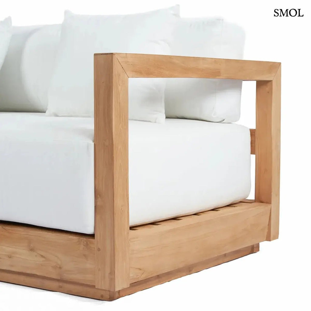 Modern kétszemélyes kültéri kanapé újrahasznosított teakfából, fehér Sunbrella párnákkal, oldalról