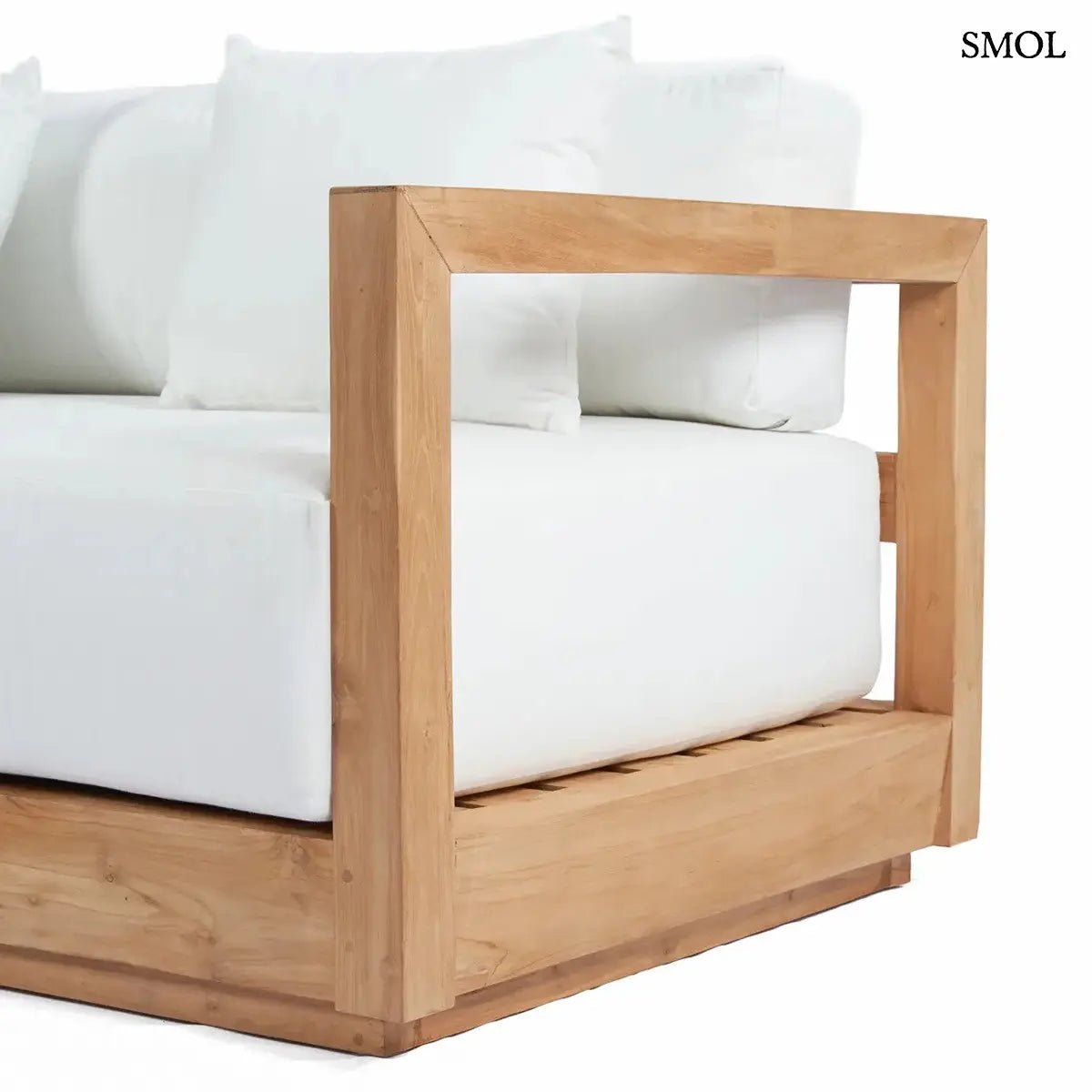 Modern kétszemélyes kültéri kanapé újrahasznosított teakfából, fehér Sunbrella párnákkal, oldalról