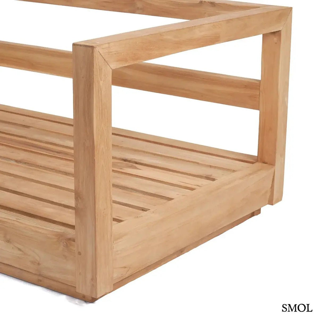 Modern kétszemélyes kültéri kanapé újrahasznosított teakfából, fehér Sunbrella párnákkal, váz oldalról