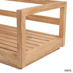 Modern kétszemélyes kültéri kanapé újrahasznosított teakfából, fehér Sunbrella párnákkal, váz oldalról