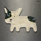 Egyedi, fekete foltos fehér kutyás dísztál és kerámia ékszertartó, szürke háttérrel